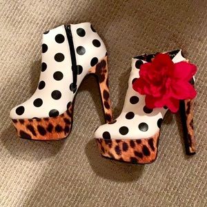 NWOT Fast Fabulous 6” heel booties